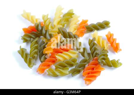 Spirale multicolore macaroni. Close up. Isolated over white. Banque D'Images