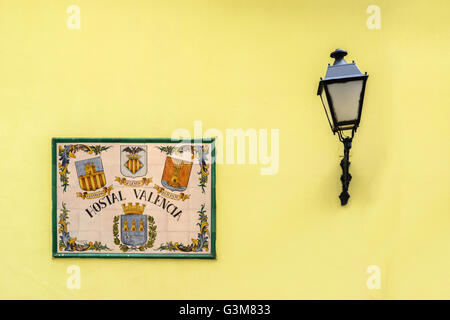 Affiche murale traditionnelle cubaine et de la lanterne à l'extérieur de l'hôtel Valencia, Calle de los Oficios, la vieille Havane, Cuba Banque D'Images