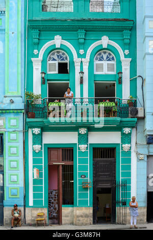 L'architecture coloniale traditionnelle sur une façade de l'immeuble à La Havane, Cuba Banque D'Images