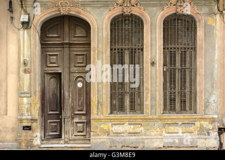 L'architecture coloniale traditionnelle sur une façade de l'immeuble à La Havane, Cuba Banque D'Images