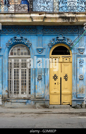 L'architecture coloniale traditionnelle sur une façade de l'immeuble à La Havane, Cuba Banque D'Images