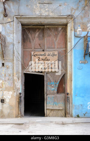 Vieille porte en bois brun patiné dans la Vieille Havane, Cuba Banque D'Images