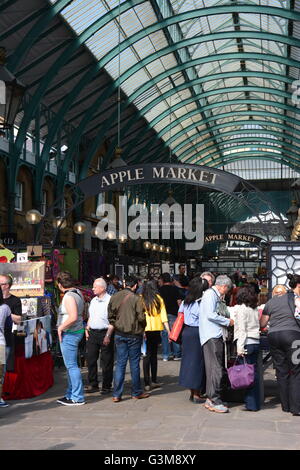 Le marché de Covent Garden Apple sur un jour d'été à Londres, Royaume-Uni Banque D'Images