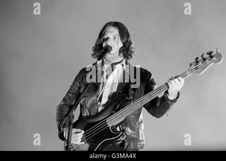 Jamie Cook du groupe de rock anglais Arctic Monkeys effectue au Festival Openair Zurich 2013. Banque D'Images