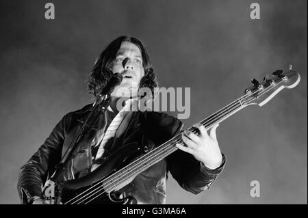 Jamie Cook du groupe de rock anglais Arctic Monkeys effectue au Festival Openair Zurich 2013. Banque D'Images