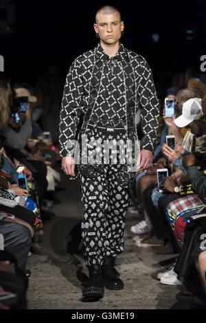 KTZ piste à Londres Collections Hommes SS17, LCM SS17. 12/06/2016 | Le monde d'utilisation Banque D'Images