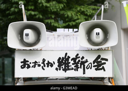 Samedi. 11 Juin, 2016. Initiatives de l'opposition parti d'Osaka est titulaire d'un discours électoral avant les élections à la Chambre haute le 10 juillet à Tokyo Yurakucho, le Japon le samedi 11 juin, 2016. © Yohei Osada/AFLO/Alamy Live News Banque D'Images