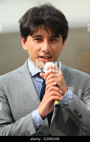 Samedi. 11 Juin, 2016. Dai Niwa, un candidat de l'opposition les initiatives d'Osaka, assiste à un discours électoral avant les élections à la Chambre haute le 10 juillet à Tokyo Yurakucho, le Japon le samedi 11 juin, 2016. © Yohei Osada/AFLO/Alamy Live News Banque D'Images