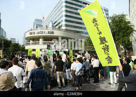 Samedi. 11 Juin, 2016. Initiatives de l'opposition parti d'Osaka est titulaire d'un discours électoral avant les élections à la Chambre haute le 10 juillet à Tokyo Yurakucho, le Japon le samedi 11 juin, 2016. © Yohei Osada/AFLO/Alamy Live News Banque D'Images