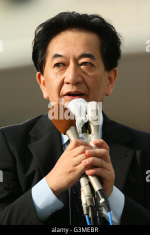 Samedi. 11 Juin, 2016. Yasuo Takana, un candidat de l'opposition les initiatives d'Osaka, assiste à un discours électoral avant les élections à la Chambre haute le 10 juillet à Tokyo Yurakucho, le Japon le samedi 11 juin, 2016. © Yohei Osada/AFLO/Alamy Live News Banque D'Images