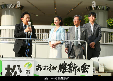 Samedi. 11 Juin, 2016. Yasuo Tanaka, à gauche, un candidat de l'opposition les initiatives d'Osaka, assiste à un discours électoral avant les élections à la Chambre haute le 10 juillet à Tokyo Yurakucho, le Japon le samedi 11 juin, 2016. © Yohei Osada/AFLO/Alamy Live News Banque D'Images