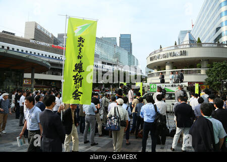 Samedi. 11 Juin, 2016. Initiatives de l'opposition parti d'Osaka est titulaire d'un discours électoral avant les élections à la Chambre haute le 10 juillet à Tokyo Yurakucho, le Japon le samedi 11 juin, 2016. © Yohei Osada/AFLO/Alamy Live News Banque D'Images