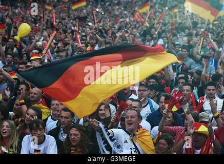 Berlin, Allemagne. 12 Juin, 2016. Fans de l'équipe nationale de football allemande regarder la projection publique de l'UEFA European Championship match entre l'Allemagne et l'Ukraine à la porte de Brandebourg à Berlin, Allemagne, 12 juin 2016. Photo : Sophia Kembowski/dpa/Alamy Live News Banque D'Images