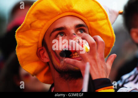 Berlin, Allemagne. 12 Juin, 2016. Fans de l'équipe nationale de football allemande regarder la projection publique de l'UEFA European Championship match entre l'Allemagne et l'Ukraine à la porte de Brandebourg à Berlin, Allemagne, 12 juin 2016. Photo : Sophia Kembowski/dpa/Alamy Live News Banque D'Images