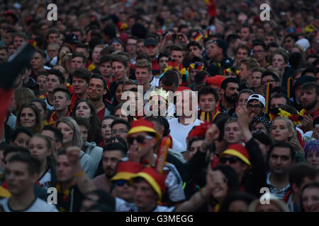 Berlin, Allemagne. 12 Juin, 2016. Fans de l'équipe nationale de football allemande regarder la projection publique de l'UEFA European Championship match entre l'Allemagne et l'Ukraine à la porte de Brandebourg à Berlin, Allemagne, 12 juin 2016. Photo : Sophia Kembowski/dpa/Alamy Live News Banque D'Images