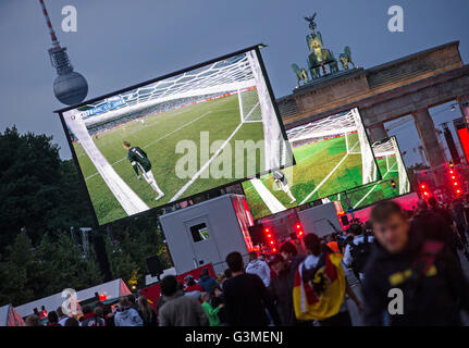 Berlin, Allemagne. 12 Juin, 2016. Fans de l'équipe nationale de football allemande regarder la projection publique de l'UEFA European Championship match entre l'Allemagne et l'Ukraine à la porte de Brandebourg à Berlin, Allemagne, 12 juin 2016. Photo : Paul Zinken/dpa/Alamy Live News Banque D'Images