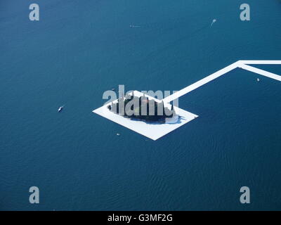 Le Lac d'Iseo, Italie. 12 Juin, 2016. Vue aérienne de Christo's 'Les quais flottants' projet sont maintenant terminées mais pas encore consultée par les gens. Les piliers sont constitués de cubes et de polyéthylène flottante recouverte de tissu créer des trottoirs. Le petit Isola di San Paolo est complètement entourée. Riccardo Mottola/Alamy Live News Banque D'Images