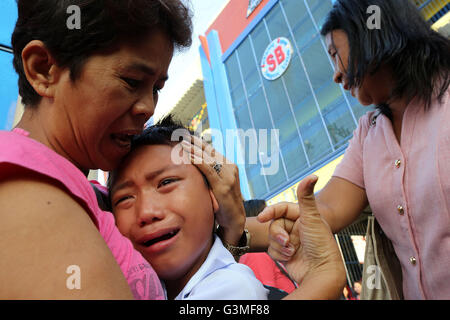 (160613) -- Quezon City (Philippines), le 13 juin 2016 (Xinhua) -- un étudiant pleure pendant la première journée d'école à la présidente Corazon Aquino Elementary School à Quezon City, Philippines, le 13 juin 2016. Environ 25 millions d'élèves fréquentaient les écoles primaires et les cours d'école secondaire dans tout le pays au début de l'année scolaire 2016-2017, selon le Ministère philippin de l'éducation. (Xinhua/Rouelle Umali) Banque D'Images