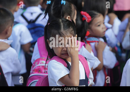 (160613) -- Quezon City (Philippines), le 13 juin 2016 (Xinhua) -- un étudiant pleure pendant la première journée d'école à la présidente Corazon Aquino Elementary School à Quezon City, Philippines, le 13 juin 2016. Environ 25 millions d'élèves fréquentaient les écoles primaires et les cours d'école secondaire dans tout le pays au début de l'année scolaire 2016-2017, selon le Ministère philippin de l'éducation. (Xinhua/Rouelle Umali) Banque D'Images