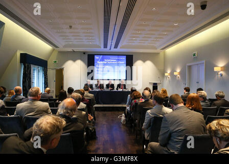 Londres, Grande-Bretagne. 13 Juin, 2016. Les gens assistent à un séminaire sur les conséquences stratégiques d'Brexit, à l'Institut international d'études stratégiques (IISS) à Londres, Grande-Bretagne, le 13 juin 2016. Credit : Han Yan/Xinhua/Alamy Live News Banque D'Images