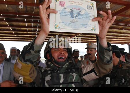 Mazar-e-Sharif, en Afghanistan. 13 Juin, 2016. Un soldat de l'armée afghane montre son diplôme lors d'une cérémonie à Mazar-e-Sharif, capitale du nord de la province de Balkh, en Afghanistan, le 12 juin 2016. Un total de 1 144 soldats et officiers, a obtenu son diplôme après dix semaines de formation à partir d'un centre de formation militaire dans la région de Mazar-e-Sharif, ont dit. Source : Xinhua/Alamy Live News Banque D'Images