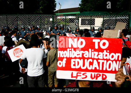 13 juin 2016 - Philippines - Le ministère de l'éducation bureau dans la ville de Pasig gardé par des policiers comme étudiants l'appellent pour dénoncer la mise en œuvre de la maternelle à la 12e programme. Selon les manifestants étudiants, les années ajoutées dans le programme d'éducation a causé l'échec scolaire de milliers d'étudiants qui ne peuvent pas se permettre une autre année de frais de scolarité. (Crédit Image : © J Gerard Seguia via Zuma sur le fil) Banque D'Images