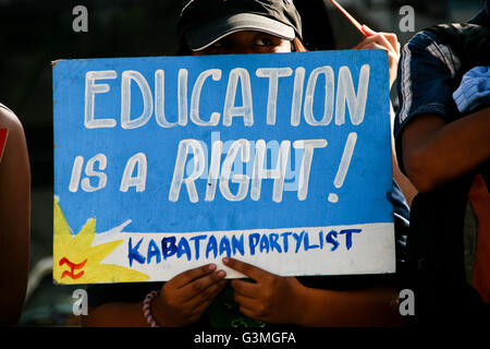 13 juin 2016 - Philippines - un étudiant protestataire est titulaire d'un signe devant le ministère de l'éducation dans la ville de Pasig. Selon les manifestants étudiants, les années ajoutées dans le programme d'éducation 12 K à l'origine de l'abandon scolaire de milliers d'étudiants qui ne peuvent pas se permettre une autre année de frais de scolarité. (Crédit Image : © J Gerard Seguia via Zuma sur le fil) Banque D'Images