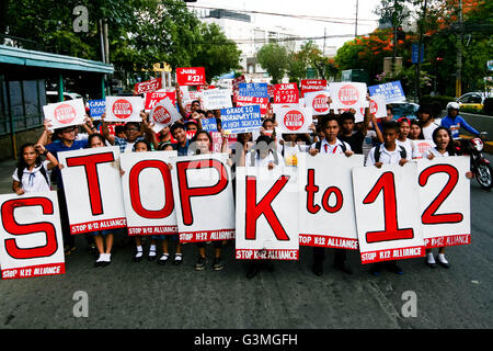 13 juin 2016 - Philippines - Étudiants marchant le long de Meralco Avenue dans la ville de Pasig se rendant au ministère de l'éducation Bureau pour dénoncer la mise en œuvre de la maternelle à la 12e programme. Selon les manifestants étudiants, les années ajoutées dans le programme d'éducation a causé l'échec scolaire de milliers d'étudiants qui ne peuvent pas se permettre une autre année de frais de scolarité. (Crédit Image : © J Gerard Seguia via Zuma sur le fil) Banque D'Images