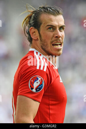 Gareth Bale de galles se tourne vers les supporters gallois au cours de la Slovaquie, pays de Galles v Euro 2016 Groupe B à la Matmut Atlantique , Nouveau Stade de Bordeaux à Bordeaux, France le samedi 11 juin 2016. Banque D'Images