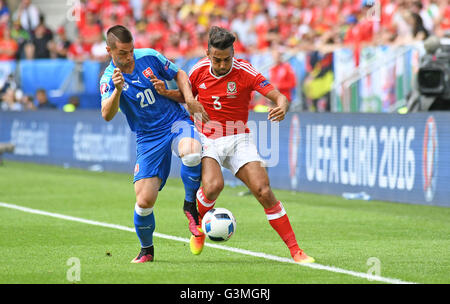 Euro 2016 - Pays de Galles v France : Robert Mak de Slovaquie s'attaque à Neil Taylor de Galles dans la première moitié du Stade de Bordeaux stadium à Bordeaux, France aujourd'hui. Banque D'Images