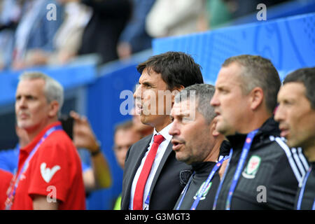 Euro 2016 - Pays de Galles v France : Pays de Galles Manager Chris Coleman (gauche) chante l'hymne national avant de démarrer au stade de Bordeaux stadium à Bordeaux, France aujourd'hui. Banque D'Images