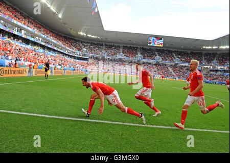 Hal Robson-Kanu de Galles (à gauche) célèbre son deuxième but de la moitié contre la Slovaquie au cours de leur Euro 2016 Groupe B à la fixture Matmut Atlantique , Nouveau Stade de Bordeaux à Bordeaux, France le samedi 11 juin 2016. Banque D'Images