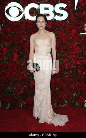 New York, NY, USA. 12 Juin, 2016. Bebe Neuwirth au 70e Congrès annuel des arrivées pour les Tony Awards 2016 - Arrivées, Beacon Theater, New York, NY 12 juin 2016. © Kristin Callahan/Everett Collection/Alamy Live News Banque D'Images