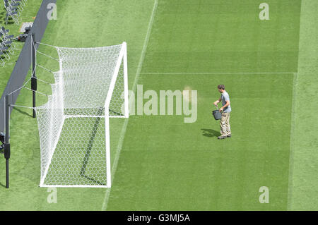 Lyon, France. 13 Juin, 2016. Championnats européens de football 2016. La Belgique et l'Italie. La finition groundskeepers le champ d'action des préparations © Plus Sport/Alamy Live News Banque D'Images