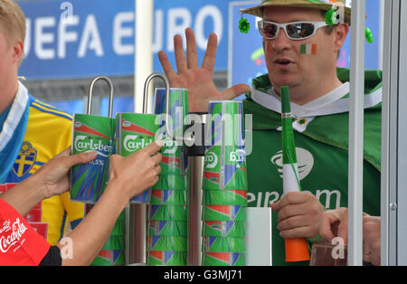 St Denis, France. 13 Juin, 2016. Un supporter irlandais arrêtés cinq verres en plastique de bière avant que le groupe e match de football de l'UEFA EURO 2016 entre l'Espagne et la République tchèque au Stade de France à Saint-Denis, France, 13 juin 2016. Photo : Peter Kneffel/dpa/Alamy Live News Banque D'Images