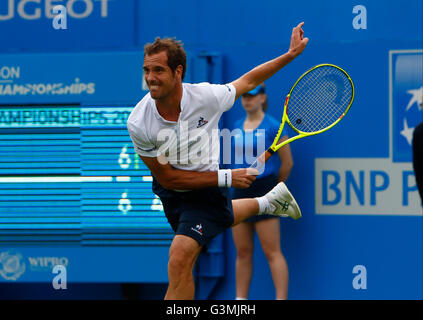 Queens Club, London, UK. 13 Juin, 2016. Queens Aegon Tennis Championships le premier jour. Richard Gasquet (FRA) sert pendant son match de simple contre Steve Johnson (USA). © Plus Sport Action/Alamy Live News Banque D'Images