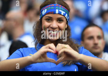 Lyon, France. 13 Juin, 2016. Fan de l'Italie à la vôtre avant l'Euro 2016 Groupe e match de football entre la Belgique et l'Italie à Lyon, France, le 13 juin 2016. © Tao Xiyi/Xinhua/Alamy Live News Banque D'Images