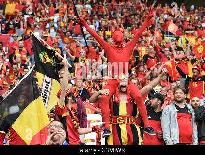 Lyon, France. 13 Juin, 2016. Partisans cheer belge avant que le groupe e match de football de l'UEFA EURO 2016 entre la Belgique et l'Italie au Stade de Lyon à Lyon, France, 13 juin 2016. Photo : Uwe Anspach/dpa/Alamy Live News Banque D'Images