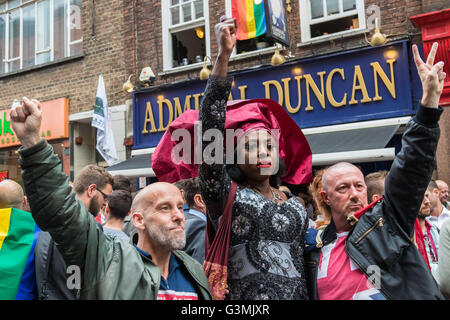 Old Compton Street, Soho, Londres, 13 juin 2016. Des milliers de personnes LGBT et leurs amis convergent sur Old Compton Street dans le quartier londonien de Soho à se souvenir de la cinquante vies perdues dans l'attaque d'impulsion de bar gay à Orlando, Floride. En Photo : la solidarité à l'extérieur de l'Admiral Duncan pub, un lieu populaire qui a été lui-même LGBT une victime d'une agression homophobe en 1999 lorsqu'un néo-nazi's nail bombe a tué et trois blessés 70. Crédit : Paul Davey/Alamy Live News Banque D'Images