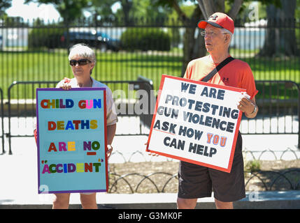 Washington, DC, USA. 13 Juin, 2016. Personnes participent à un rassemblement appelant à une législation sur la prévention de la violence des armes à feu et le contrôle des armes à feu à l'extérieur de la Maison Blanche, à Washington, DC, la capitale des États-Unis, le 13 juin 2016. © Bao Dandan/Xinhua/Alamy Live News Banque D'Images