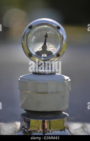 Westbury, New York, USA. Le 12 juin 2016. Wilmot-Breeden Calormeter le bouchon du radiateur de voiture jauge de température avec cadran transparent, vu en gros plan sur le capot de la voiture d'époque, est à l'Antique et de Collection Auto Show au 50e rapport annuel de printemps Répondre à Old Westbury Gardens, dans la Côte d'or de Long Island, et parrainé par le grand New York Region, GNYR, Antique Automobile Club of America, l'AACA. Banque D'Images