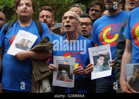 Londres, Royaume-Uni. 13 Juin, 2016. La London Gay Men's Chorus chante aussi un hommage dans le parc de St Anne's, Soho. Crédit : Peter Hogan/Alamy Live News Banque D'Images