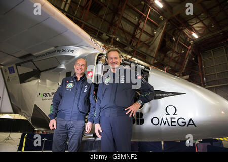 New York, New York City, USA. 13 Juin, 2016. André Borschberg (R) et Bertrand Piccard, les pilotes du Solar Impulse 2, posent pour une photo à l'aéroport John F. Kennedy (JFK) de l'Aéroport International, au cours de l'expédition escale à New York, le 13 juin 2016. Le Secrétaire Général des Nations Unies Ban Ki-moon le lundi a rencontré les deux pilotes d'un avion solaire sur leur global-encerclant voyage, saluant l'innovation et l'expérimentation d'un avenir plus durable. Credit : Muzi Li/Xinhua/Alamy Live News Banque D'Images