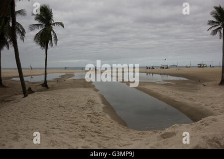 Rio de Janeiro, Brésil, 13 juin 2016 : les changements climatiques dans la période entre l'automne et l'hiver, la mer à Copacabana est plus agitée que la normale, ce qui entraîne beaucoup de désagréments. La Marine du Brésil a enregistré des vagues de jusqu'à 6 mètres de haut sur la côte. La plage de Copacabana sera utilisé pendant les Jeux Olympiques de Rio 2016, et sur place la mer habituellement calme. Banque D'Images