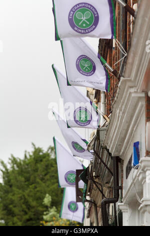 Wimbledon, Londres, Royaume-Uni. 14 Juin, 2016. Magasins de Wimbledon et les fenêtres sont décorées avec des drapeaux et accessoires de tennis dans les préparatifs de la 2016 Tournoi de tennis de Wimbledon qui commence le 27 juin Crédit : amer ghazzal/Alamy Live News Banque D'Images