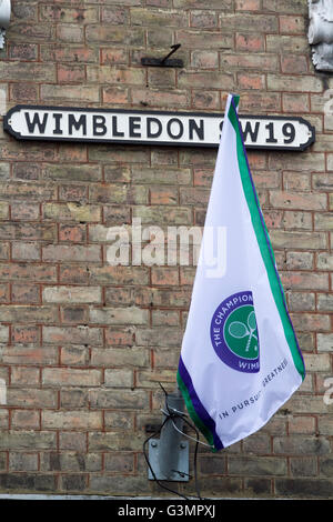 Wimbledon, Londres, Royaume-Uni. 14 Juin, 2016. Magasins de Wimbledon et les fenêtres sont décorées avec des drapeaux et accessoires de tennis dans les préparatifs de la 2016 Tournoi de tennis de Wimbledon qui commence le 27 juin Crédit : amer ghazzal/Alamy Live News Banque D'Images