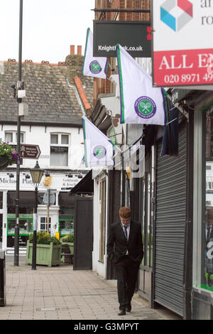 Wimbledon, Londres, Royaume-Uni. 14 Juin, 2016. Magasins de Wimbledon et les fenêtres sont décorées avec des drapeaux et accessoires de tennis dans les préparatifs de la 2016 Tournoi de tennis de Wimbledon qui commence le 27 juin Crédit : amer ghazzal/Alamy Live News Banque D'Images