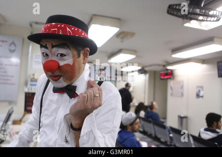 (160614) -- SAO PAULO, le 14 juin 2016 (Xinhua) -- Image prise le 9 juin 2016, montre Gilberto Kido, 50, posant avec sa carte de donneur de sang fréquentes dans la salle d'attente à la 'pro' de la Fondation 1958 à Sao Paulo, Brésil. Gilberto Kido a été un don de sang volontaire au cours des 30 dernières années, après le décès de sa mère en attendant une greffe de rein. En utilisant son personnage de clown, Kido a pour objectif d'encourager le don de sang pour sauver des vies. La Journée mondiale du don de sang est célébrée chaque année le 14 juin. En 2016 le thème de la campagne est "sang nous relie tous", l'Organisation mondiale de la santé Organizat Banque D'Images