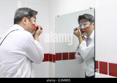 (160614) -- SAO PAULO, le 14 juin 2016 (Xinhua) -- Image prise le 9 juin 2016 montre Gilberto Kido, 50, la préparation d'un don de sang volontaire au 'pro' de la Fondation 1958 à Sao Paulo, Brésil. Gilberto Kido a été un don de sang volontaire au cours des 30 dernières années, après le décès de sa mère en attendant une greffe de rein. En utilisant son personnage de clown, Kido a pour objectif d'encourager le don de sang pour sauver des vies. La Journée mondiale du don de sang est célébrée chaque année le 14 juin. En 2016 le thème de la campagne est "sang nous relie tous", l'Organisation mondiale de la Santé (OMS) a également adopter Banque D'Images