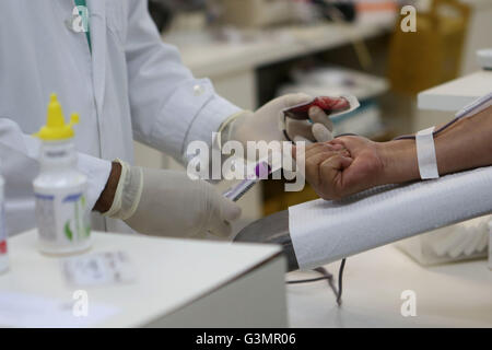 (160614) -- SAO PAULO, le 14 juin 2016 (Xinhua) -- Image prise le 9 juin 2016, d'une infirmière de l'extraction de sang à l'occasion de 'pro' Sangre Foundation à Sao Paulo, Brésil. Gilberto Kido a été un don de sang volontaire au cours des 30 dernières années, après le décès de sa mère en attendant une greffe de rein. En utilisant son personnage de clown, Kido a pour objectif d'encourager le don de sang pour sauver des vies. La Journée mondiale du don de sang est célébrée chaque année le 14 juin. En 2016 le thème de la campagne est "sang nous relie tous", l'Organisation mondiale de la Santé (OMS) a également adopté le slogan "partager la vie, donner du sang Banque D'Images